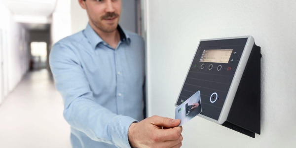 Gâche ou ventouse électromagnétique : que choisir ?